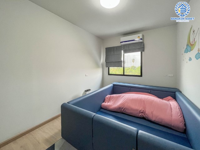 ทาวน์เฮ้าส์มือสองย่านนนทบุรี โครงการ เปี่ยมสุข S-Gate แจ้งวัฒนะ-กาญจนาภิเษก เนื้อที่มากถึงเกือบ 28 ตร.ว. ฟังก์ชัน 3 ห้องนอน 2 ห้องน้ำ 2 ที่จอดรถ บนทำเลเดินทางสะดวก เชื่อมต่อถ.กาญจนาภิเษก, ถ.ราชพฤกษ์, ถ.345 ใกล้รถไฟฟ้าสายสีม่วง "สถานีคลองบางไผ่" และทางด่วน "กาณจนาภิเษก"